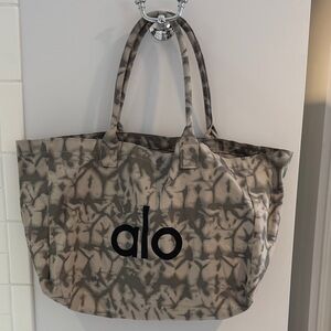 ALO Yoga Patterned Tote Bag in Gray and Cream